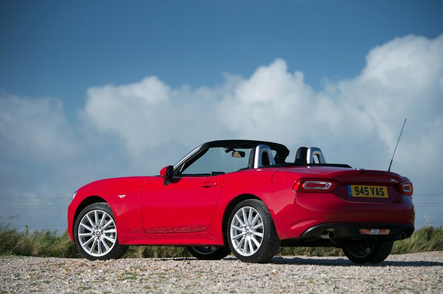  Fiat 124 Spider  2016 года  (UK) (фото 17 из 37)